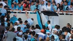 Balbo cayó por la tribuna ante la furia de muchos hinchas. Foto: Clarín.