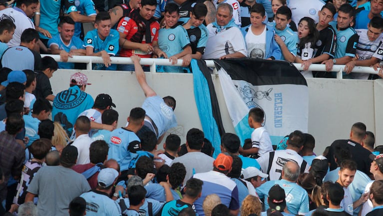 Balbo cayó por la tribuna ante la furia de muchos hinchas. Foto: Clarín.