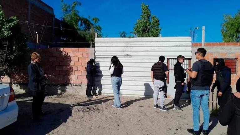 Baleó la casa de su vecino con un rifle porque un gallo no lo dejaba dormir