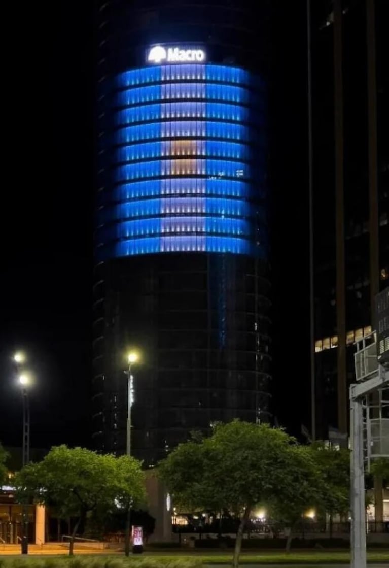 Banco Macro y la bandera más grande para recibir a los campeones