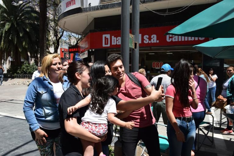 Banda XXI cantó en la peatonal de Córdoba