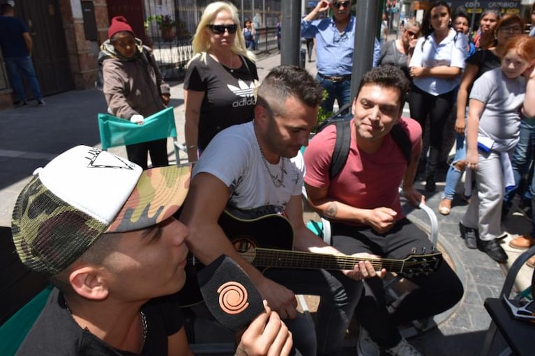 Banda XXI cantó en la peatonal de Córdoba