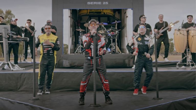 Banda XXI estreno "Amor" en la voz de Marcos Gómez.