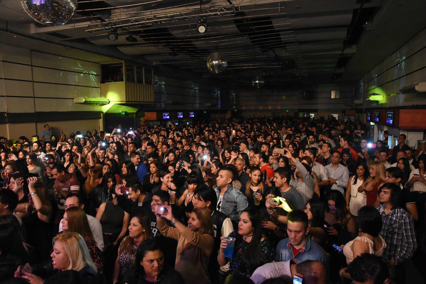 Banda XXI se presentó en la Sala del Rey ante una multitud. Foto: Maxi López. 