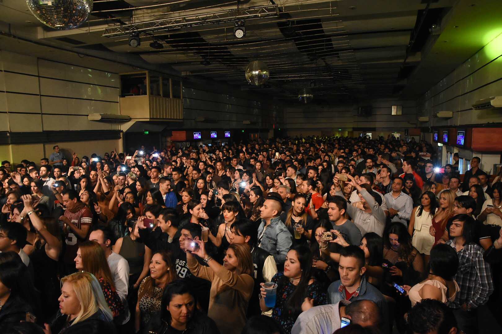 Banda XXI se presentó en la Sala del Rey ante una multitud. Foto: Maxi López. 