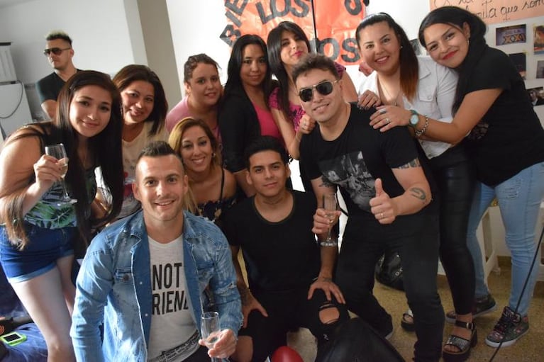 Banda XXI visitó a la fanática ganadora del concurso