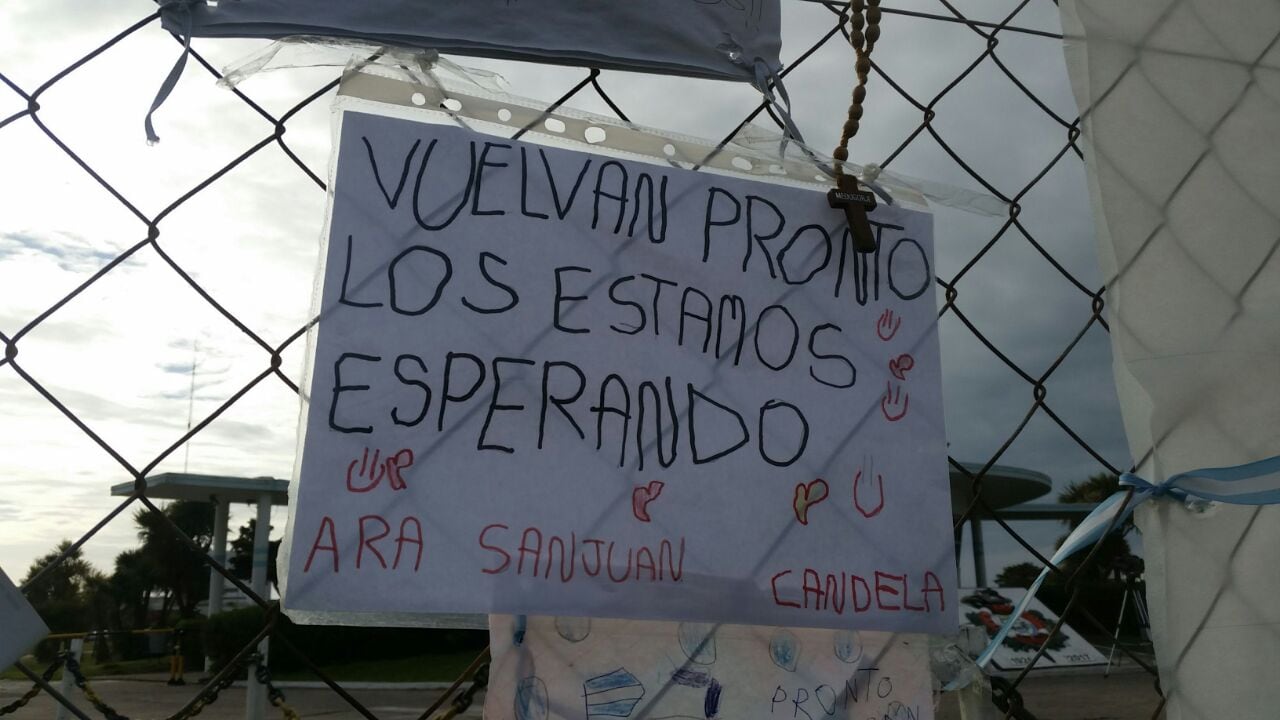 Banderas, camisetas y carteles con mensajes para la tripulación del ARA San Juan. Foto: Keko Enrique.