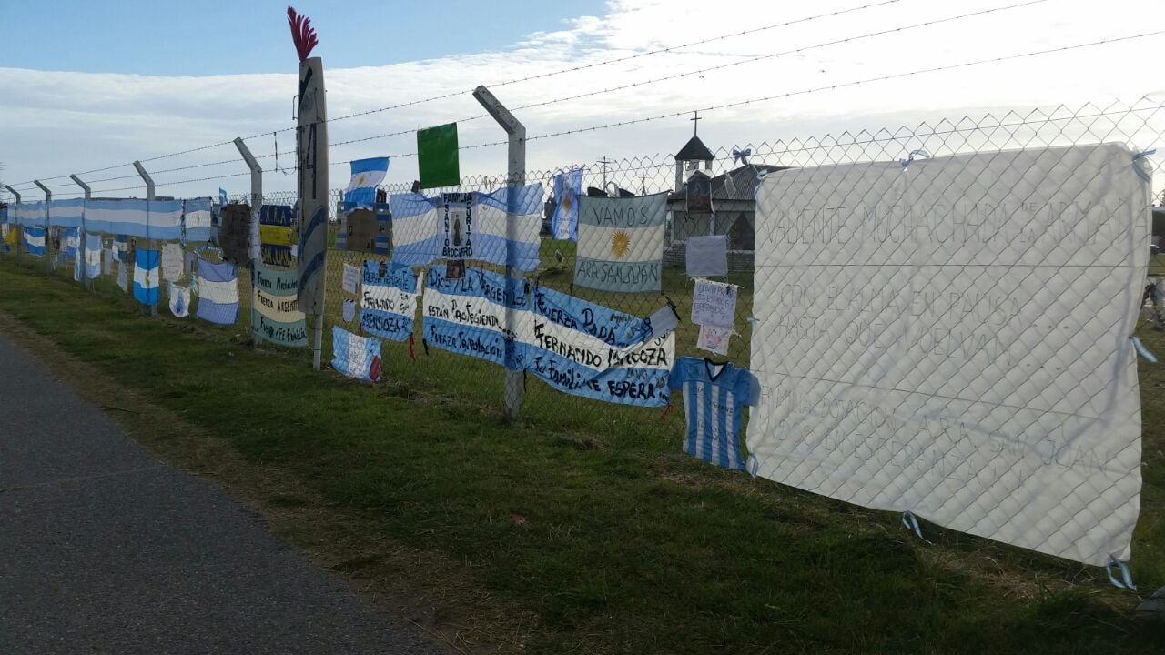 Banderas, camisetas y carteles con mensajes para la tripulación del ARA San Juan. Foto: Keko Enrique.