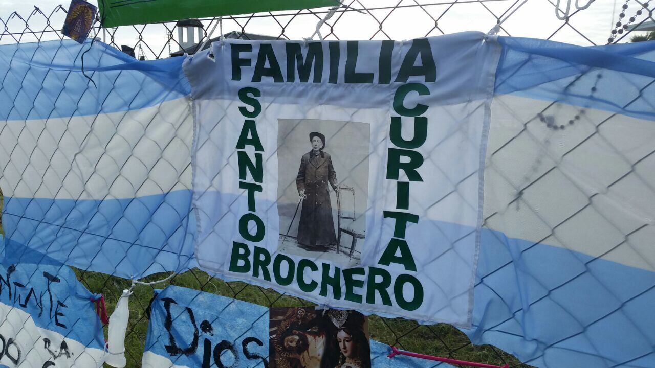 Banderas, camisetas y carteles con mensajes para la tripulación del ARA San Juan. Foto: Keko Enrique.