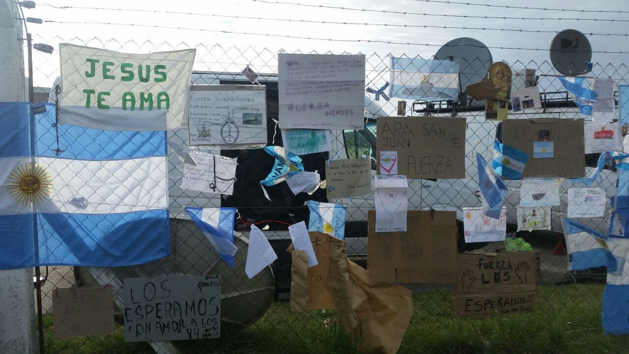 Banderas, camisetas y carteles con mensajes para la tripulación del ARA San Juan. Foto: Keko Enrique.