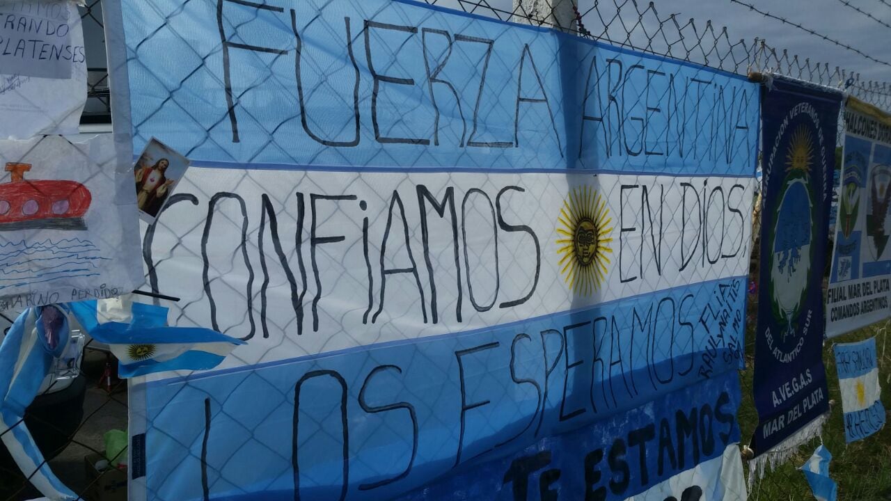 Banderas, camisetas y carteles con mensajes para la tripulación del ARA San Juan. Foto: Keko Enrique.