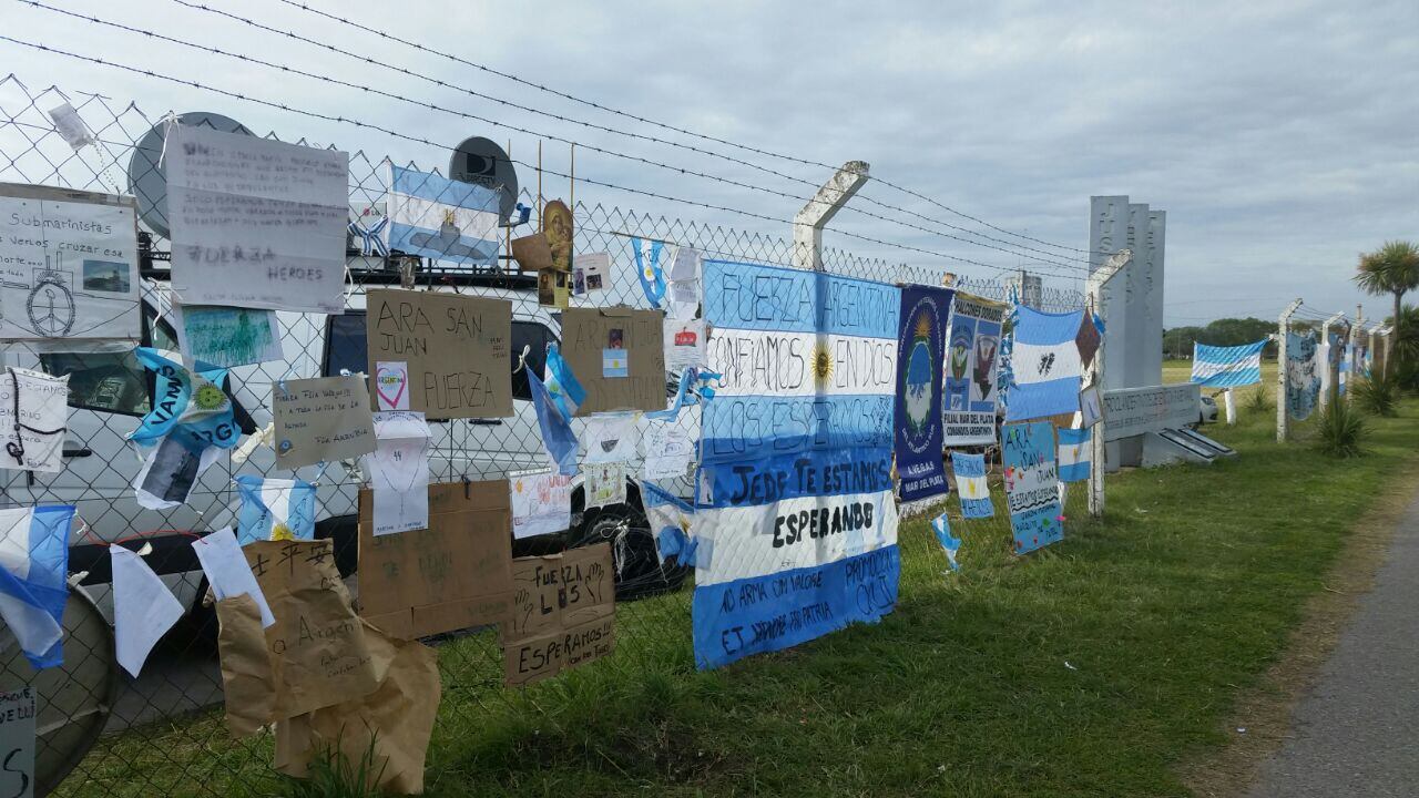 Banderas, camisetas y carteles con mensajes para la tripulación del ARA San Juan. Foto: Keko Enrique.