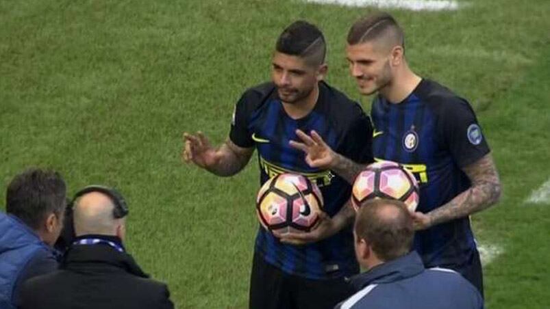 Banega e Icardi posando con las pelotas que se llevaron por hacer tres goles.