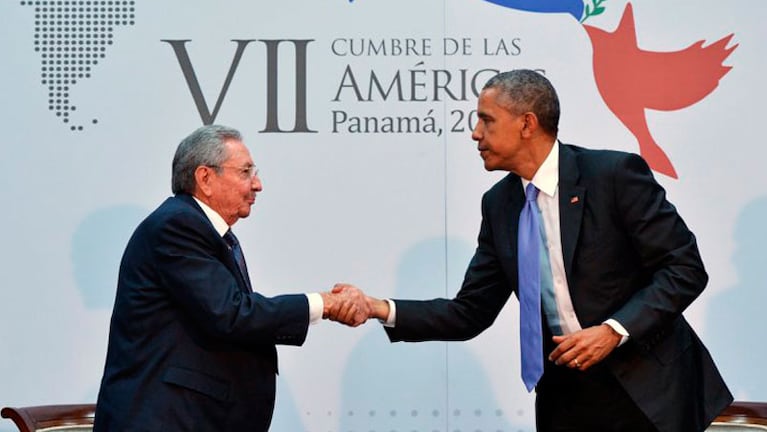 Barack Obama y Raúl Castro en el marco de la VII Cumbre de las Américas  (Foto: La Nación)