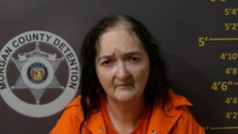 Barbaray Clinkenbeard enfrenta cargos por agresión doméstica. (Foto: Oficina del Sheriff del Condado de Morgan)