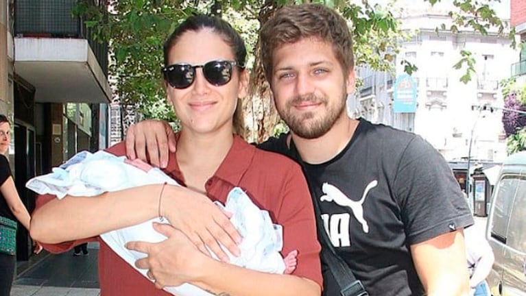 Barbie Vélez junto a su esposo, Lucas Rodríguez, y su hijo Salvador. Foto: Movilpress.