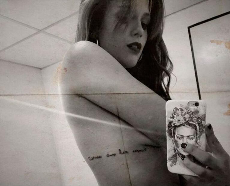 Barbie Vélez mostró su tatuaje con un sensual topless