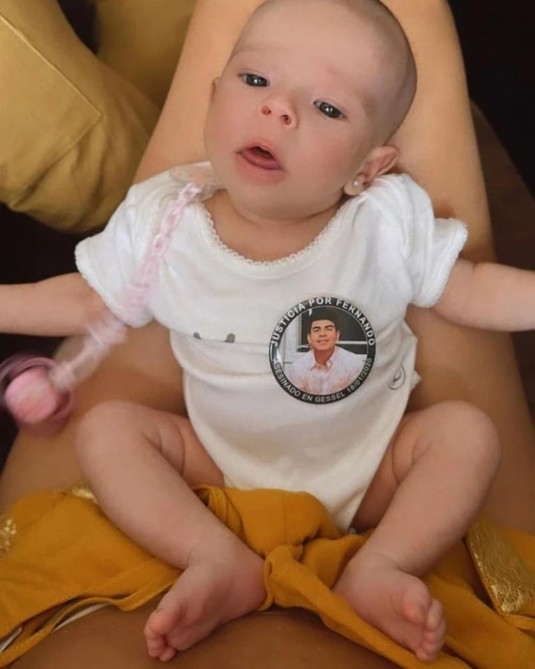 Barby Franco apoyó a Burlando en el juicio por Fernando: la foto de la beba con un pin especial