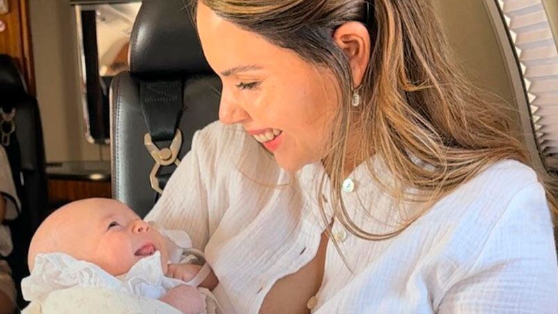 Barby Franco y su beba en el avión rumbo a Uruguay.