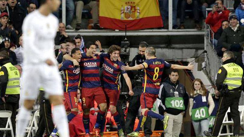 Barcelona festeja el triunfo en el Bernabéu. Foto: EFE