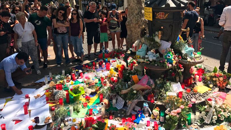 Barcelona llora a sus víctimas. Aún hay 45 heridos graves.