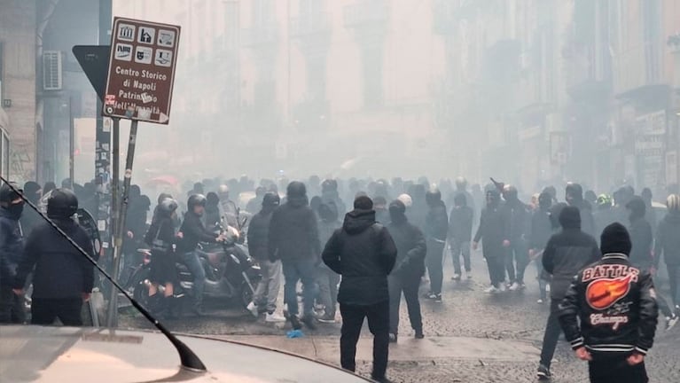 Barrabravas del Napoli y del Eintracht Frankfurt ocasionaron serios daños en las calles de Nápoles.