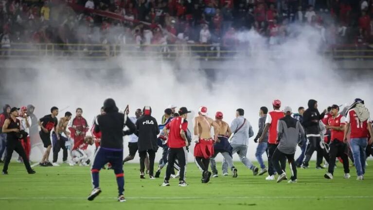 Barras de Independiente Santa Fe y de América de Cali protagonizaron una batalla campal en el estadio El Campín de Bogotá. (Foto: Colprensa - Cristian Bayona)