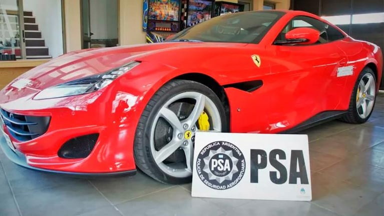 Barras de oro y una Ferrari, parte de lo incautado en un operativo en Córdoba