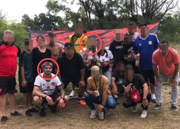 Barrelier con la madre de la menor y un grupo de hinchas de Instituto.