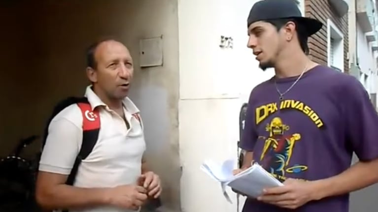 Barrelier haciendo encuestas de violencia de género.
