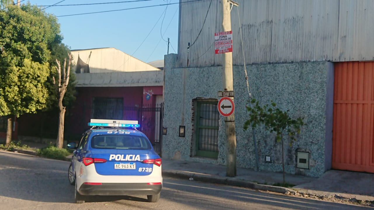 Barrio Las Flores: "Zona saturada de delincuentes", dice el cartel.