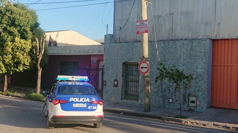 Barrio Las Flores: "Zona saturada de delincuentes", dice el cartel.