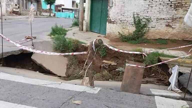 Barrio Suárez: una calle se está hundiendo hace cinco días