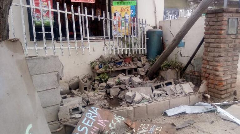 Barrio Villa Unión: chocó, destruyó el ingreso de una casa y escondió el auto