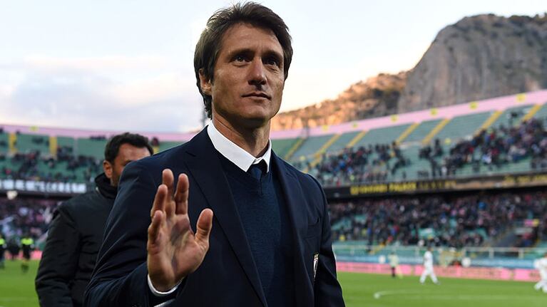 Barros Schelotto tendrá que estar callado durante los partidos. Difícil...