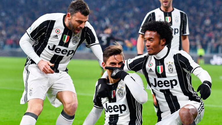 Barzagli festejando junto a Dybala y el colombiano Cuadrado.