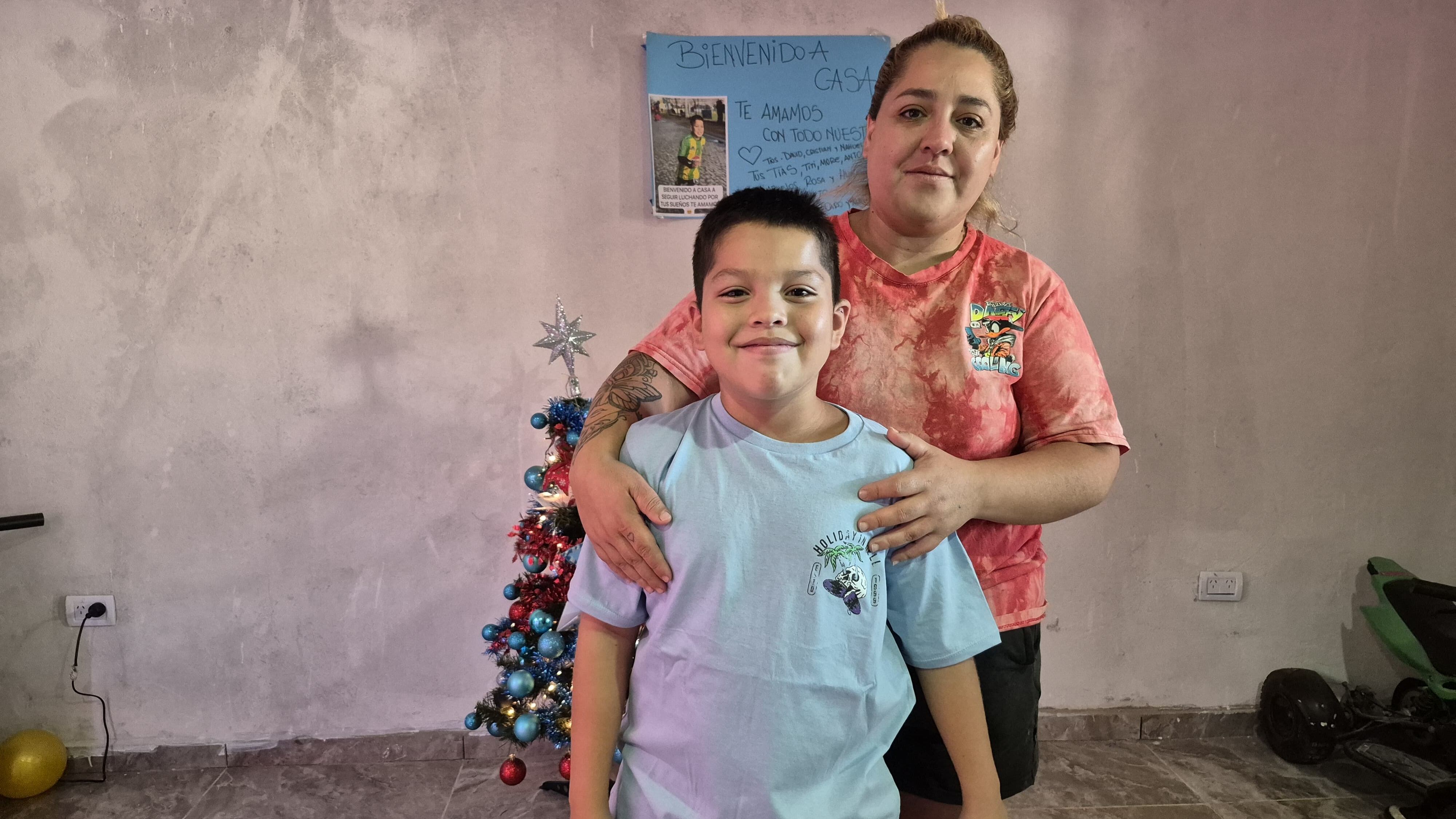 Bastian junto a su mamá después de volver a casa. Foto: Juan Pablo Lavisse / ElDoce.