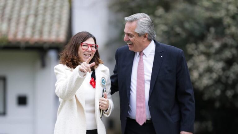 Batakis y Fernández posaron sonrientes en su primera foto oficial.