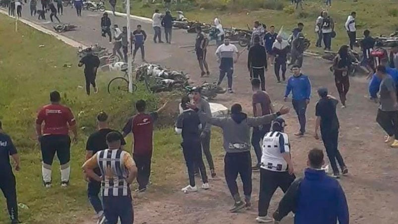 Batalla campal entre la barra de Talleres y piqueteros.