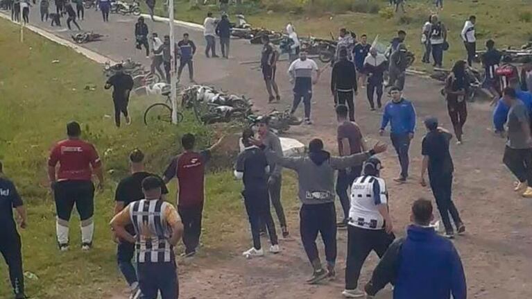 Batalla campal entre la barra de Talleres y piqueteros.