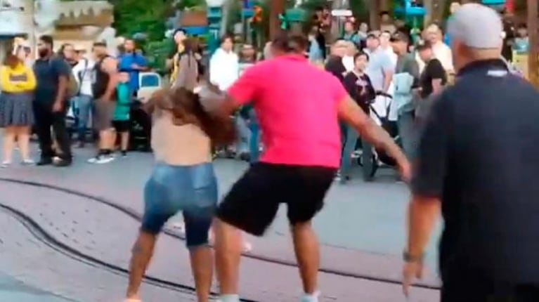 Batalla campal y familiar en Disneyland