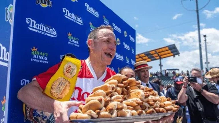 Batió un récord por comer 19 mil panchos: alertan que vivirá menos años por daños irreparables