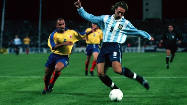 Batistuta marcó un gol en la victoria de la Selección por 2 a 1 ante Colombia en Córdoba, en 1999.