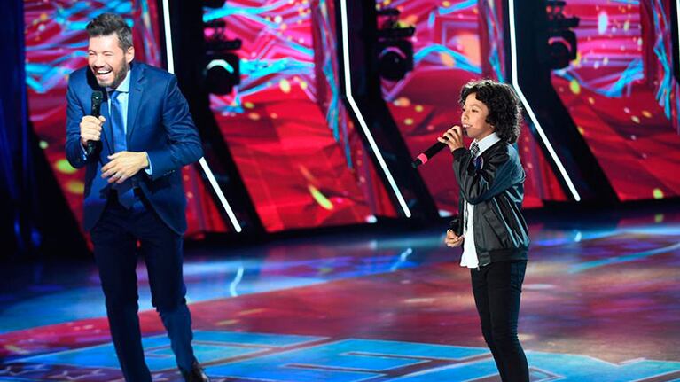 Bautista canta y Marcelo no puede evitar sonreír.