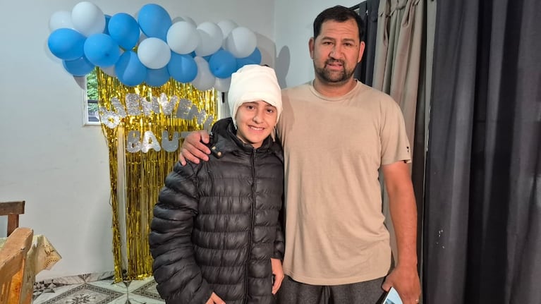 Bautista y su papá, felices con la vuelta a casa. Foto: Juan Pablo Lavisse / ElDoce.