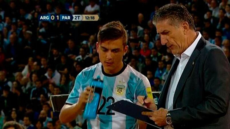 Bauza dando indicaciones a Paulo Dybala