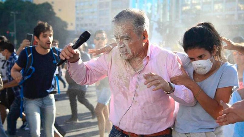 Bazán, mientras era atacado frente al Congreso.