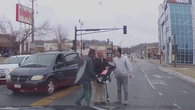 Bebe sale despedido de un auto en movimiento y se salva de milagro