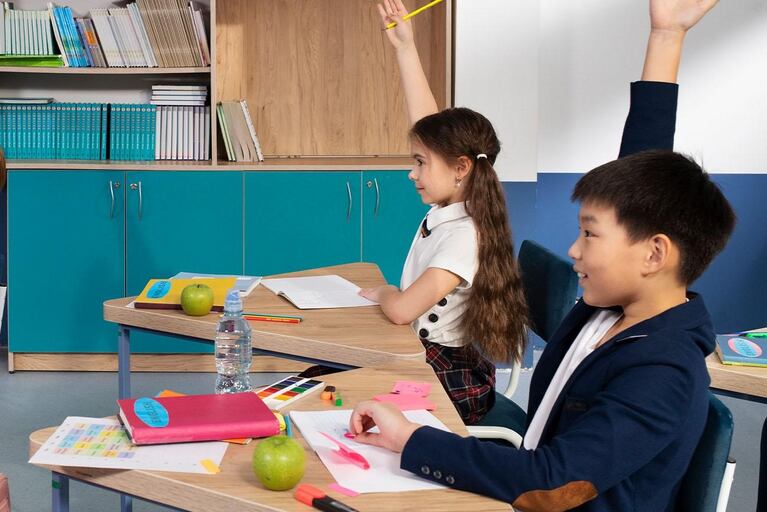 Beber agua frecuentemente durante el tiempo que se está recibiendo clases o cualquier tipo de instrucción, mantiene el cerebro alerta y listo para aprender.