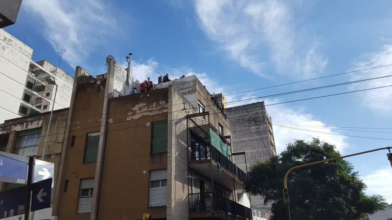 Bebían y bailaban en la terraza de un edificio y los desalojaron